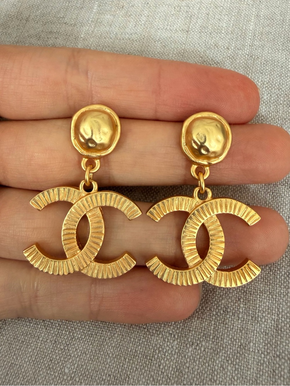 ✨Vintage CHANEL Gold-Tone Double CC Drop Earrings ✨
